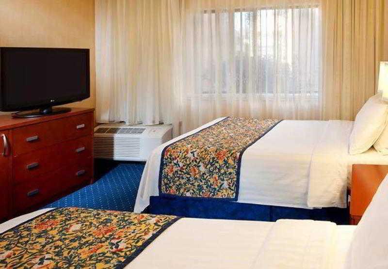 Courtyard Cincinnati Blue Ash Room photo